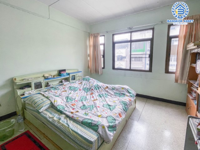 *****อาคารพาณิชย์มือสองย่านกรุงเทพฯ อาคารพาณิชย์ ประชาอุทิศ81 เนื้อที่กว้างขวางเกือบ 23 ตร.ว. มาพร้อมฟังก์ชัน 6 ห้องนอน 5 ห้องน้ำ ที่จอดรถ 1 คัน แถมฟรี! เครื่องปรับอากาศ 2 เครื่อง พื้นที่ใช้สอยเยอะ ตั้งอยู่บนทำเลเดินทางสะดวก เชื่อมต่อถนนประชาอุทิศ, ถนนสุขสวัสดิ์, ถนนราษฎบูรณะ